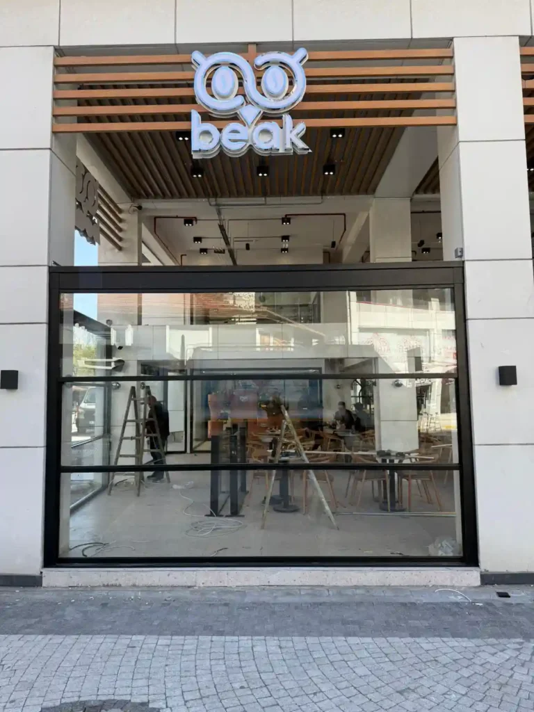 Beak Kafe dış cephesine uyguladığımız siyah alüminyum profilli ısıcamlı giyotin cam sistemi.
