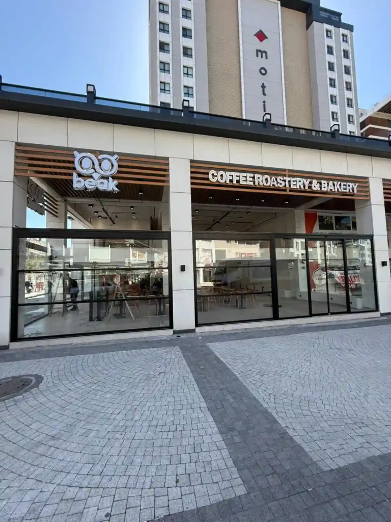 Usta Cam imzalı, kafe ve restoranlar için motorlu ve ısı yalıtımlı giyotin cam montajı.