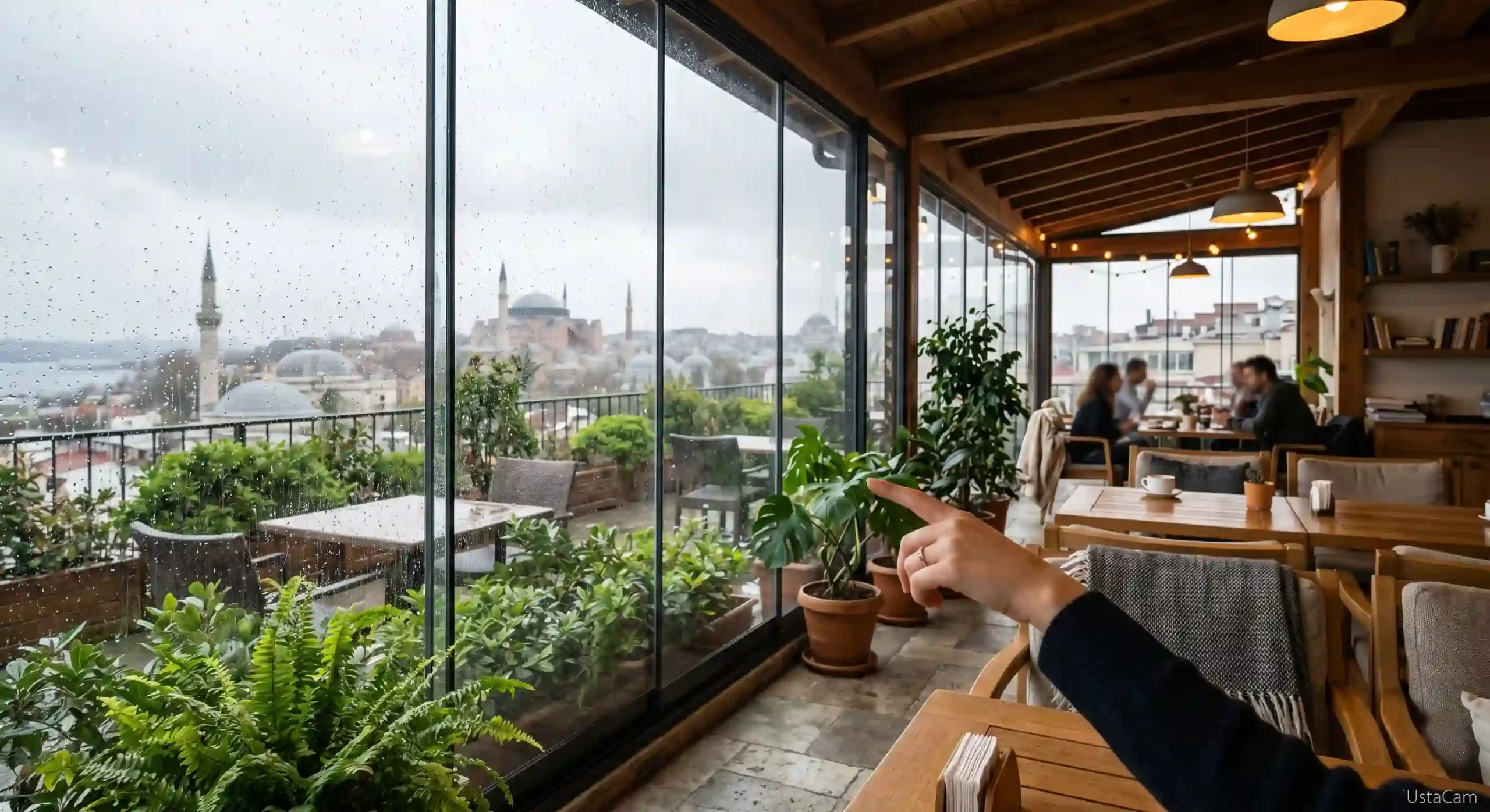 Müstakil villa verandasında veya kafe terasında Isıcamlı cam balkon kış bahçesi uygulaması.